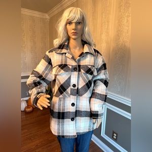 Gently Used!🤩RUE21!❄️Flannel Jacket/white/blk/Tan/size-L junior/button front